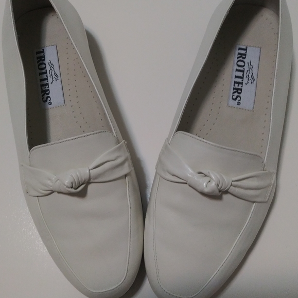 Trotters Shoes - Women's Trotters Loafers Cream Colored, Size 8W